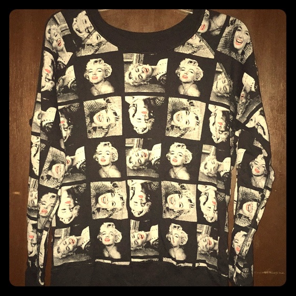 Sweaters - Marilyn Monroe Reversible sweater💕
